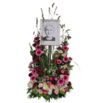 Bilderrahmen_-_Kranz_mit_Rosen_Eustoma_Statice_Astern_Celosie_Schleierkraut_Bartnelken_Gerbera_Gras_-_Beiwerkt_der_Saison_-_Weiss_Rosa_Rot_-_Gras_Saison