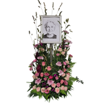 Bilderrahmen_-_Kranz_mit_Rosen_Nelken_Eustoma_Statice_Astern_Celosie_Schleierkraut_Bartnelken_Gras_-_Beiwerkt_der_Saison_-_Weiss_Rosa_Blau_-_Gras_Saison