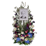 Bilderrahmen_-_Kranz_mit_Rosen_Nelken_Hortensie_Schleierkraut_Gerberam_Bartnelken_Astern_Statice_Gras_-_Beiwerkt_der_Saison_-_Weiss_rosa_Blau_-_Gras_Saison