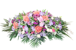 Gesteck_Flach_-_Freesien_Tulpen_Bartnelken_Schleierkraut_Rosen_-_Aprico_Lila_Rosa_Flieder_Weiss_-_Fruehling