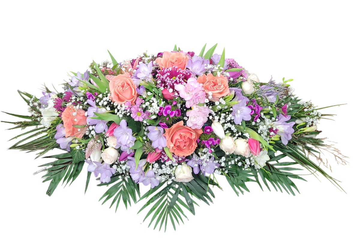 Gesteck_Flach_-_Freesien_Tulpen_Bartnelken_Schleierkraut_Rosen_-_Aprico_Lila_Rosa_Flieder_Weiss_-_Fruehling