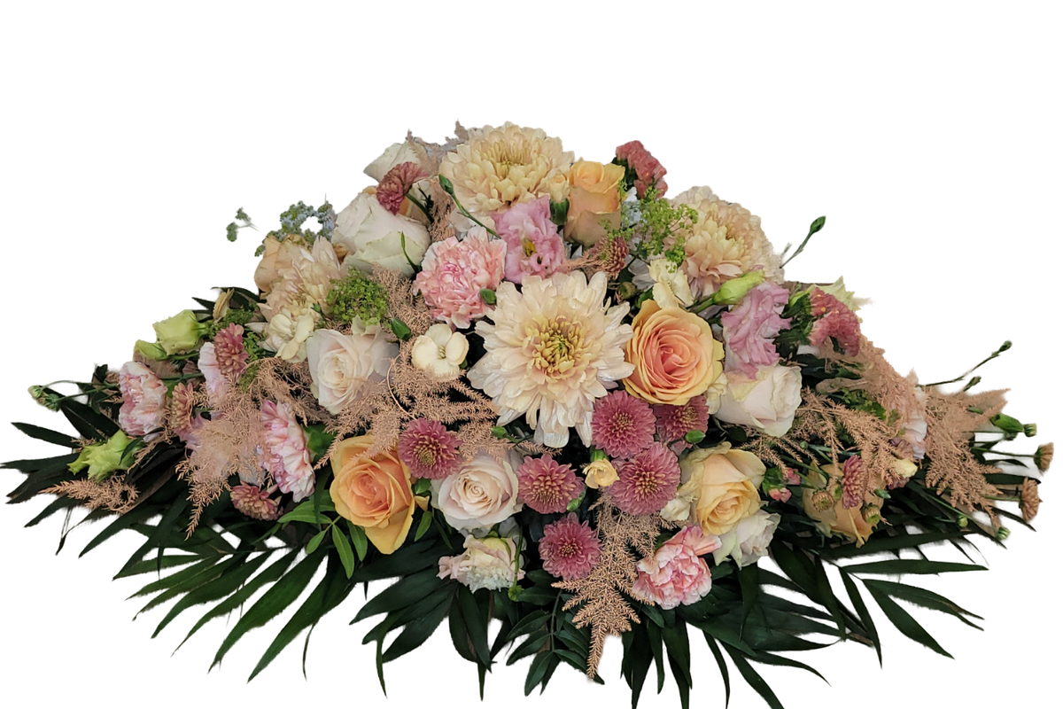 Gesteck_Flach_-_Germenis_Chrysanthemen_Nelken_Santini_Rosen_Eustoma_Mininelken_-_Apricot