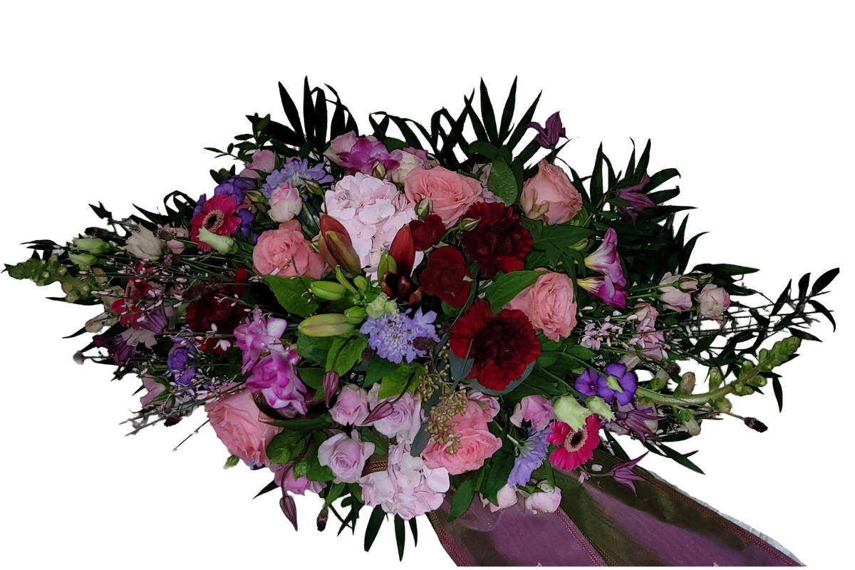 Gesteck_Flach_-_Lilien_Scapiosa_Clematis_Ginster_Rosen_Nelken_Eucalypthus_Gerbera_Hortensie_-_Flieder_Altrosa_Pink_Rosa_Bordoax_Lila