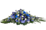 Gesteck_Flach_-_Rosen_Enzia_Ginster_Nelken_Schleierkraut_Chrysanthemen_Rittersporn_Hortensie_-_Blau_Weiss