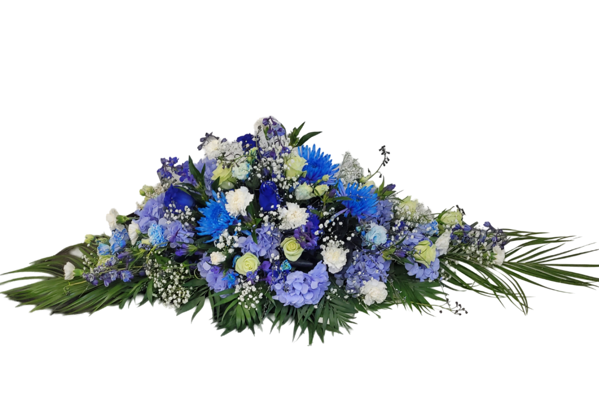 Gesteck_Flach_-_Rosen_Enzia_Ginster_Nelken_Schleierkraut_Chrysanthemen_Rittersporn_Hortensie_-_Blau_Weiss