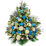 Gesteck_Hoch-_Edelrosen_Mehrstieler_Rosen_Nelken_Loewenmaeulchen_Lilien_Ginster_-_Weiss_Blau