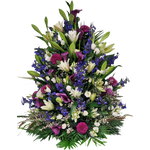 Gesteck_Hoch_-_Lilien_Chrysanthemen_Eustoma_Calla_Rittersporn_Ginster_-_Blau_Weiss_Lila