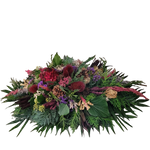 Grabspange_mit_Trockenmaterialien_und_frischen_Beiwerk_in_Rot_Rosa_Lila