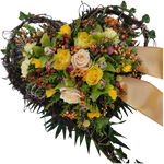 Herz_aus_Ranken_-_Rosen_Orchiedea_Cymbidie_Hypericum_Solidago_Craspedias_Schleierkraut_Nelken_Santini_-_Gelb_Creme_Gruen_Rot