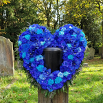 Herz mit blauen Rosen und Urne