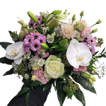 Kondolenzstrauss_-_Lilien_Eustoma_Santini_Astrantie_Eustoma_Efeu_Phalaenopsis_Rosen_-_Creme_Weiss_Rosa