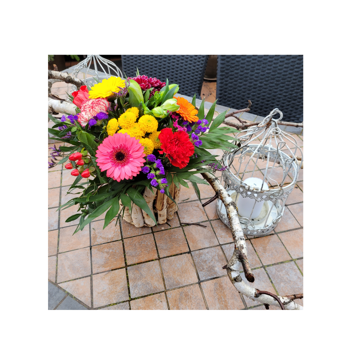 Strauss_mit_Blumen_der_Saison_Gerbera_Nelken_Statice_Hypericum_Santini_bunt_ca._20cm_Durchmesser
