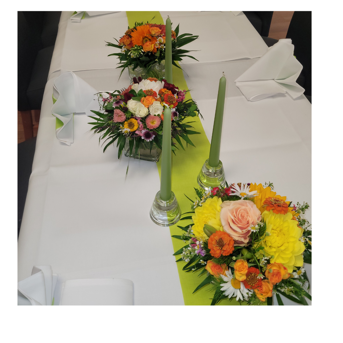 Tischdekoration_-Blumen_der_Saison_z.B-_Rosen_Dahlien_Kamille_Zinnien_Astern_Strauss_in_Gelb_Orange_ca._15cm_Durchmesser