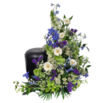 Urnengesteck_Seitlich_-_Loewenmaul_Gerbera_Statice_Astrantie_Schleierkraut_Rittersporn_-_Weiss_Blau