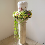 Urnenkranz mit Rosen zur Bestattung (KI-generiertes Bild - Hintergrung)