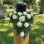 Urnenkranz mit Weißen Rosen zur Beisetzung