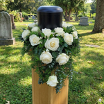 Urnenkranz mit weißen Rosen zur Beisetzung (KI-generiertes Bild)